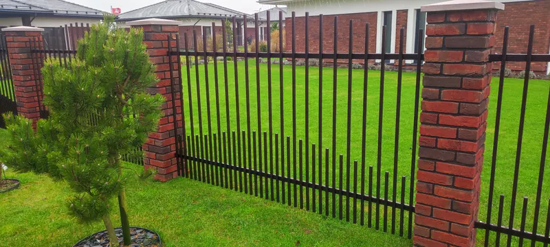 Strypų tvora su kalvystės elementais — Ironix