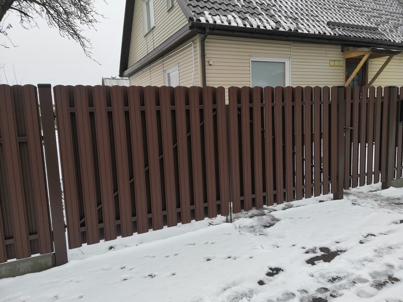 Dviejų varčių varstomi vartai su rudomis tvoralentėmis — Ironix gamyba, Lietuva